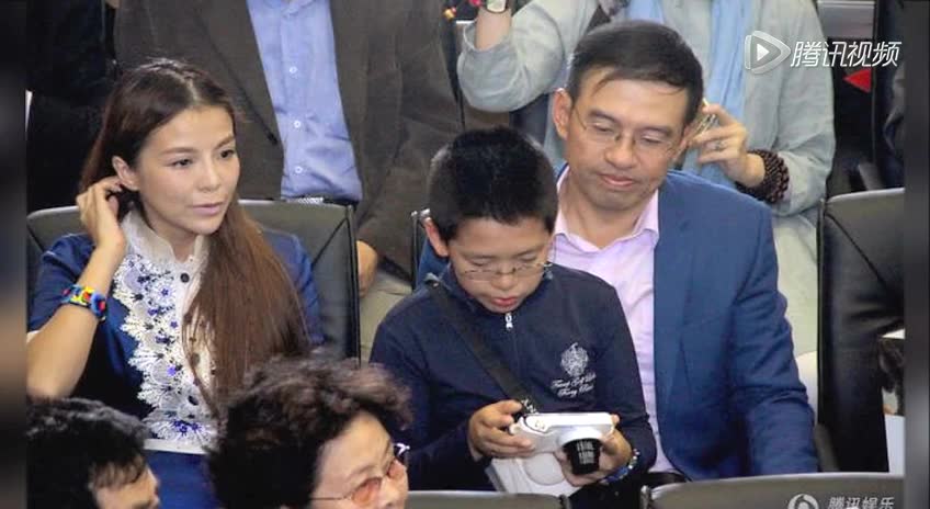 王志朱迅一家集体现身 儿子手握相机爱拍照