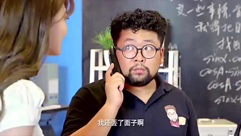 游泳池漂亮女子并不重要,重点是艾玛坐近修睿时候的腿