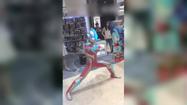 奥特曼失去技能之后,只能任人随便宰割了