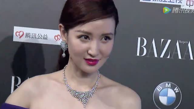 张萌紫色裹身裙惊艳亮相 助阵芭莎慈善夜