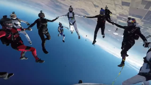 天外来客 65名女性6000米高空垂直跳伞破世界纪录