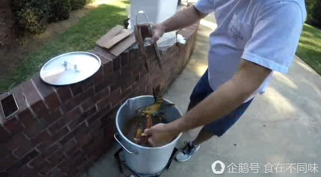 炫富小美妞生吃大螃蟹和活章鱼,解题就好好吃看着视频图片