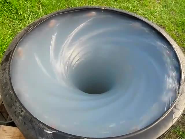 实拍海洋中的特大漩涡