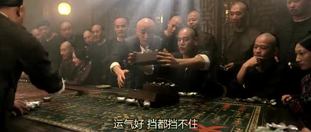有钱就是任性,赌桌上输光了钱,直接喊钱就来了
