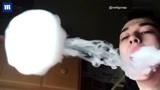 男子精通花式吐烟技巧