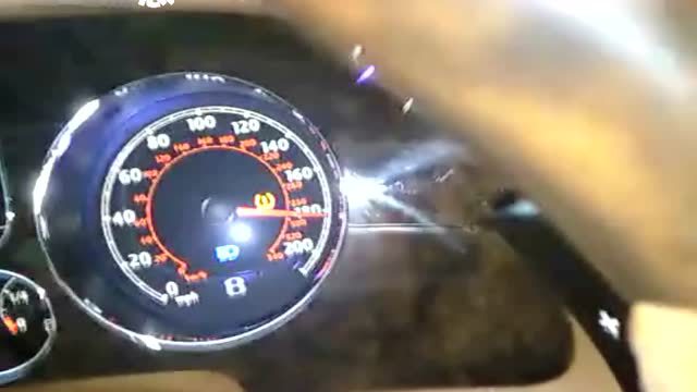 宾利在高速狂飙到爆表310km