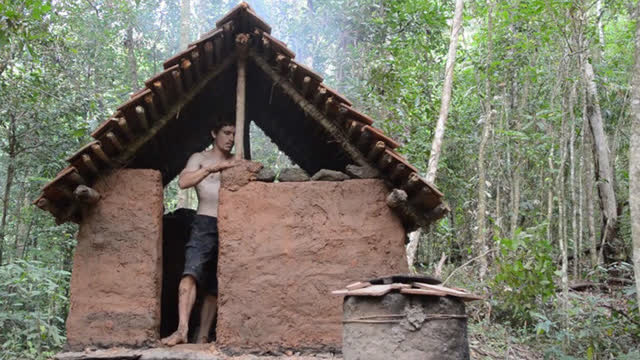 原始技术 澳洲小哥徒手建造瓦屋顶小屋