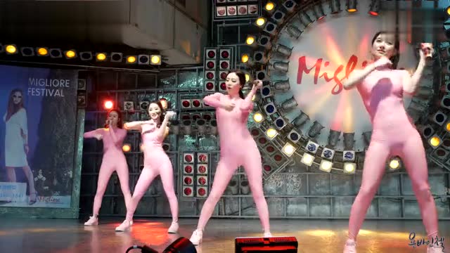 韩国美女团体 sixbomb 紧身连体粉色透视美臀热舞