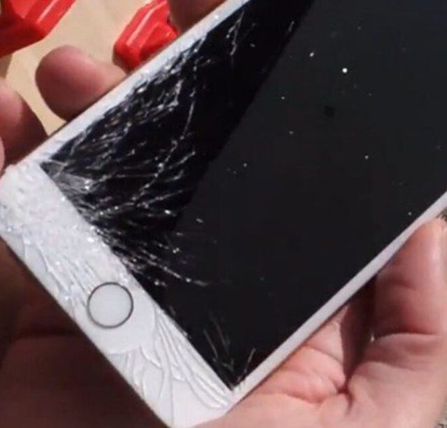 苹果iphone7全球首砸!有钱任性!