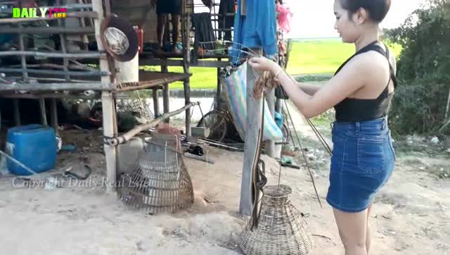 柬埔寨:漂亮的女孩在荷塘里插杆垂钓,结果钓到大水蛇和鲶鱼