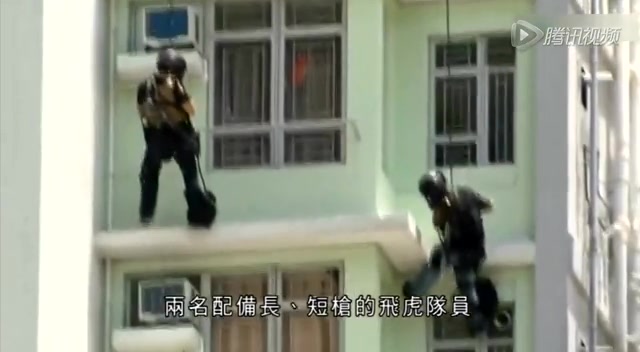 李悦彤疑似现身为父亲认尸 口罩遮面走路蹒跚