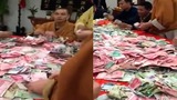 寺庙和尚忙着数钱 出家吧!
