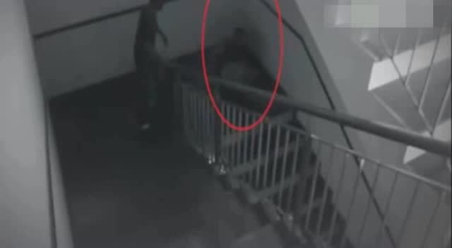 监视器实拍诡异事件 两名男子被鬼影攻击