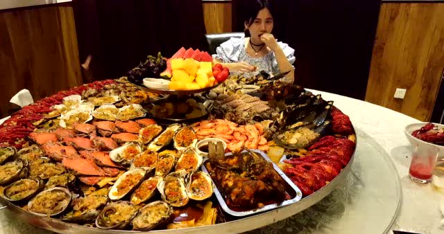 妹子一个人吃下桌子大的海鲜大餐,太牛逼了