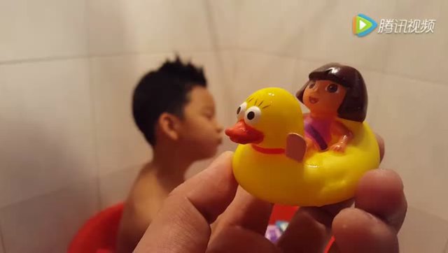 朵拉骑着大黄鸭和儿子洗澡澡 玩具总动员
