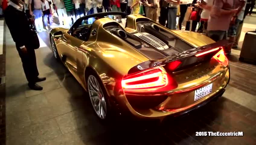 title'保时捷918倒车时撞上保时捷911 车主瞬间一脸黑线}
