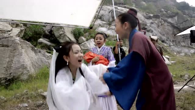 小戏骨白蛇传花絮:许仙周芷莹救白娘子的哭戏,好投入好敬业!