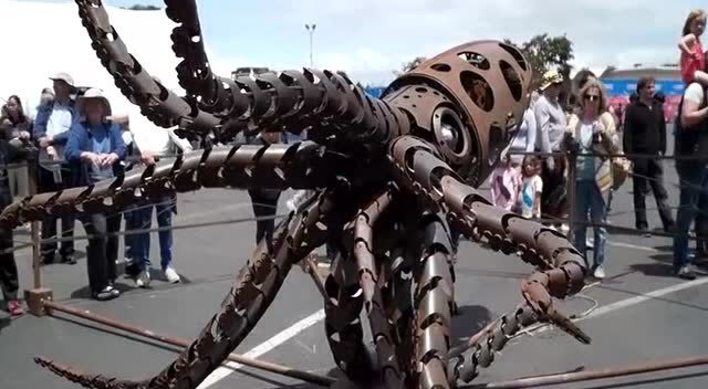 国外街头 活灵活现的巨型机械章鱼