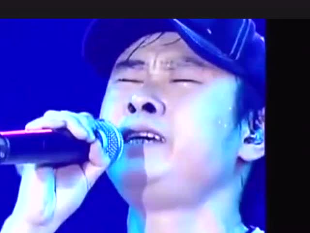 刀郎现场演唱会深情歌唱,把自己都唱哭了十分心疼