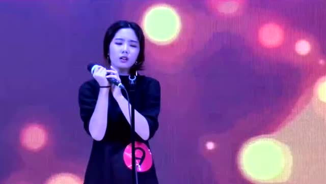 农村演唱会女歌手一曲《映山红》不输《中国好声音》农民伴舞很妖娆