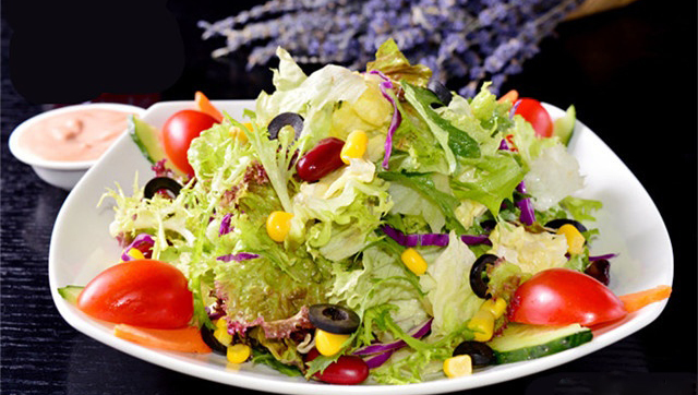 教你如何吃营养均衡   蔬菜沙拉