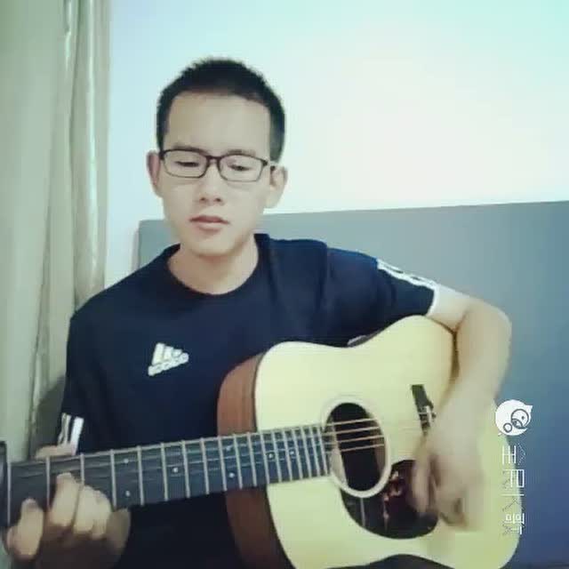 妹子街头演奏小提琴《你的样子》琴声特有感觉图片