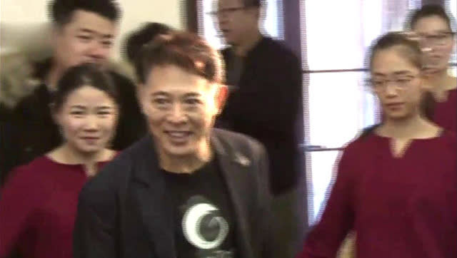 为什么李连杰都要坐轮椅了图片