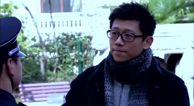 穷小子拜访总裁被保安瞧不起,回去开个豪车保安立刻换态度!
