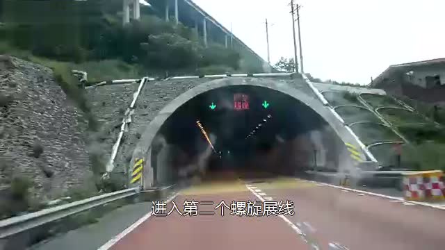 天上的公路 车友实拍四川雅西高速双螺旋隧道展线