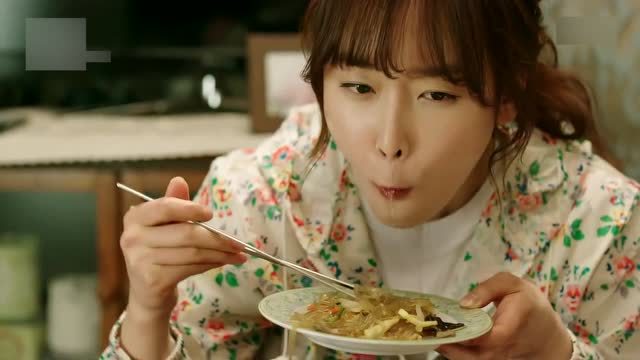 【韩国吃播】美女大胃王吃海鲜面、烤肠、酱汤