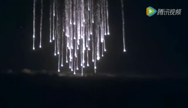 白磷燃烧弹天女散花般降下 地面一片火海