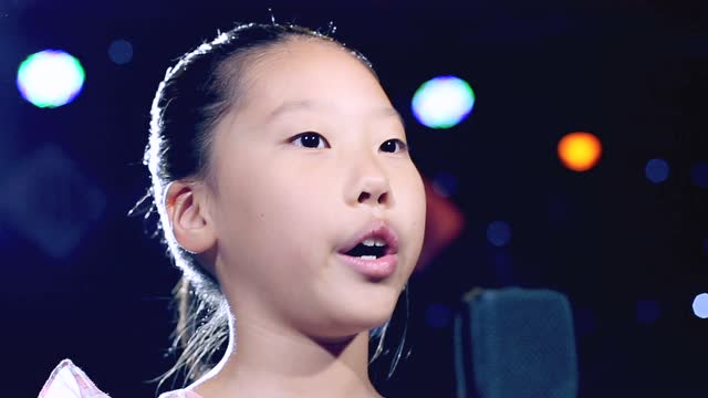 王梦涵演唱《伸出你的手》