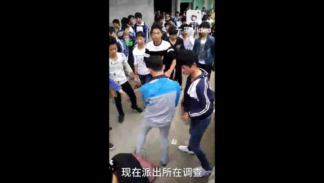 实拍女生当街暴力撕破衣服打群架引围观