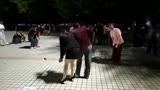 这是我见过最尬舞的广场舞，太神奇了这样跳舞乐趣在哪？