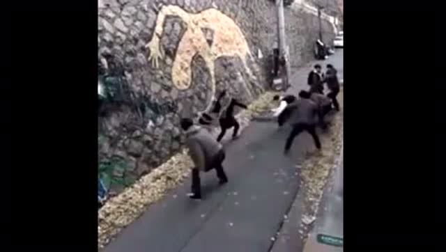 中年女汉子徒手拆开atm机 面带微笑将其大卸八块