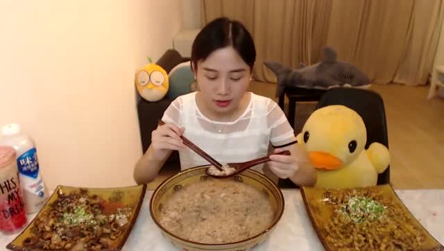中国大胃王美女挑战吃冒菜