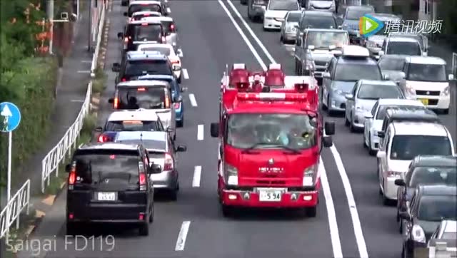 实拍日本消防车出警遇避让