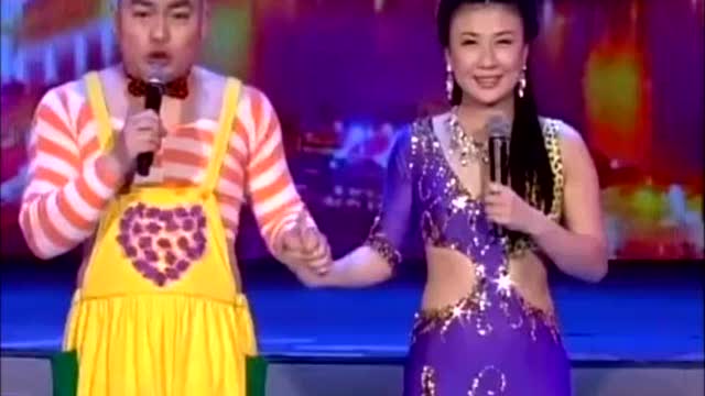 程野和漂亮的老婆搭档演二人转,这肚皮舞跳的太给力拉