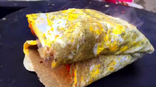 实拍北京街头的煎饼果子,5元一套,多少人的早餐就吃这个了?