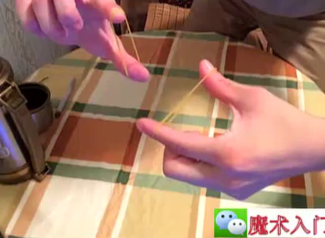 皮筋穿越魔术教学 一分钟学会