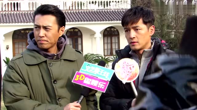 《伪装者》明家姐弟采访花絮,靳东霸道伸手把大姐强拉进来