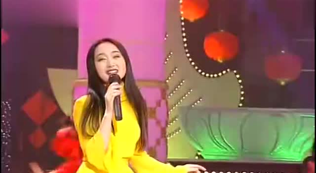 杨钰莹《春晚》现场版《轻轻地告诉你》仿佛又穿越回了那个年代