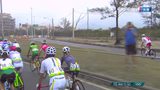 德国选手一路紧追 男子自行车选手在路旁助威