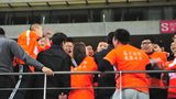 【资讯】乱!鲁能球迷与韩安保冲突 多人情绪激动