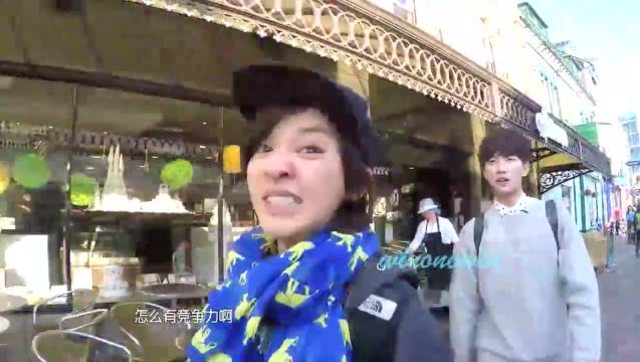 杨洋郑爽路边疯狂吃东西 两人脸上洋溢着幸福的微笑
