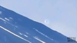UFO飞碟从山谷中穿过 疑似带着防护光罩的图片